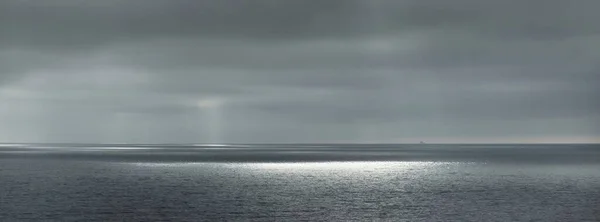风暴期间的波罗的海全景 戏剧化的天空 阳光穿过乌云 史诗般的海景芬兰 概念图像 生态学 气象学 气象学 — 图库照片