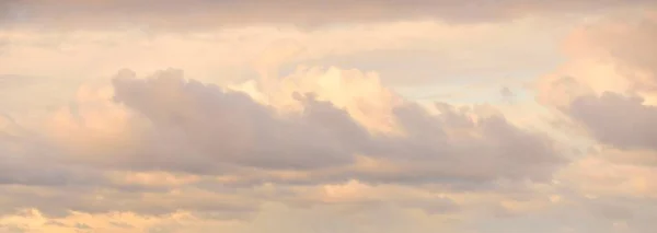 Céu Azul Claro Brilhante Cirro Rosa Dourado Nuvens Cúmulos Após — Fotografia de Stock