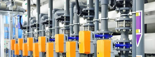 Ozmoz endüstriyel su arıtma istasyonunu tersine çevirin. Boruların görsel ritmi