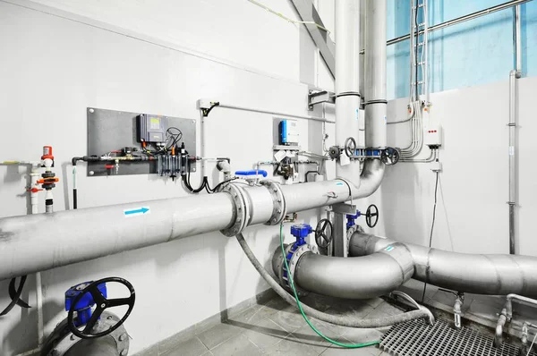 Große Blaue Tanks Heizungsraum Der Industriellen Stadtwasseraufbereitung Weitwinkelperspektive Technik Chemie — Stockfoto