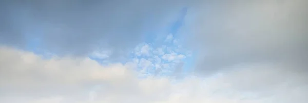 晴朗的蓝天 夕阳西下 乌云密布 柔和的阳光戏剧化的云雾 概念艺术 气象学 图形资源 风景如画的全景 — 图库照片