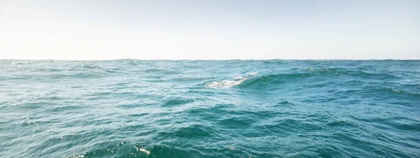 Mittelmeer Einem Sonnigen Tag Klarer Himmel Oberflächenstruktur Des Wassers Wellen — Stockfoto