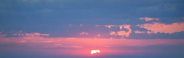 真っ青な空 嵐の後に輝くピンクと金色のサーカスと積雲 柔らかい日差し 劇的な日没の雲の風景 気象学 グラフィックリソース 絵のようなパノラマの風景 — ストック写真
