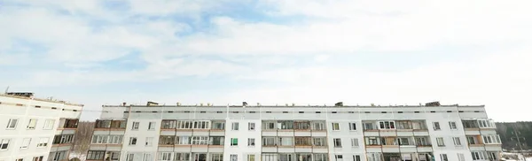 Sowieckie Domy Blokowe Chmurne Błękitne Niebo Dramatyczny Chmurny Krajobraz Panoramiczny — Zdjęcie stockowe