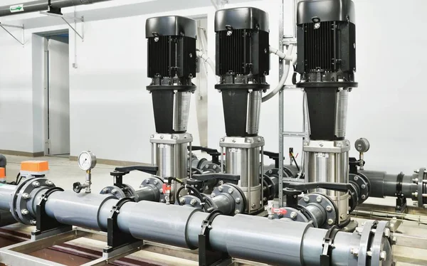Pumpstation Zur Industriellen Stadtwasseraufbereitung Mit Umkehrosmose Technik Chemie Heizung Arbeitssicherheit — Stockfoto