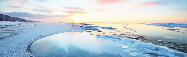 Gün Batımında Donmuş Gölün Karla Kaplı Kıyısı Göz Kamaştırıcı Pembe — Stok fotoğraf