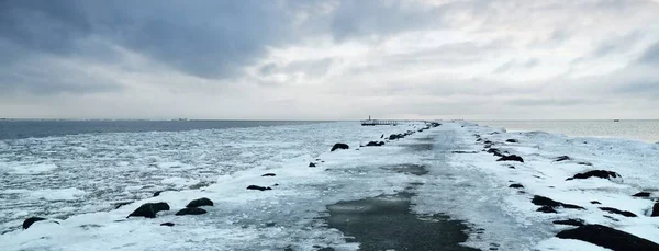 Prázdná Promenáda Zasněžené Vlnolamy Zblízka Zamrzlé Baltské Moře Pozadí Temné — Stock fotografie