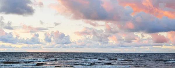 日落时分的雷雨过后 波罗的海海岸上空晴朗的天空闪烁着五彩斑斓的粉色积云 戏剧化的云雾 温暖的金色阳光 风景如画 变化无常的天气 — 图库照片
