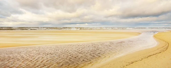 Baltık Denizi Nin Üzerinde Parlak Altın Renkli Günbatımı Bulutları Dramatik — Stok fotoğraf