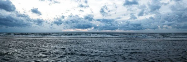 발트해 파도를 클로즈업합니다 경치좋네 악천후 기상학 생태학 — 스톡 사진