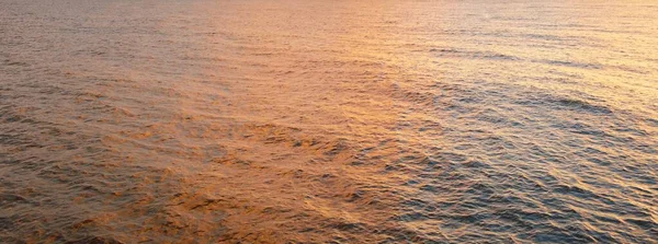 모래가 해안에서 발트해의 한눈에 들어옵니다 분홍색 부드러운 반사되어 반사되는 — 스톡 사진