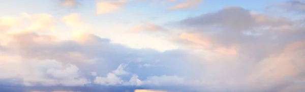 Cielo Azul Claro Con Brillantes Nubes Rosas Doradas Después Tormenta — Foto de Stock