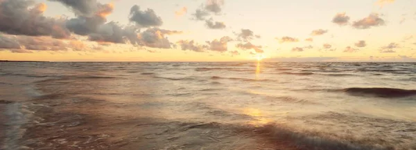 Επικό Πολύχρωμο Λαμπερό Χρυσό Ηλιοβασίλεμα Σύννεφα Πάνω Από Θάλασσα Μετά — Φωτογραφία Αρχείου