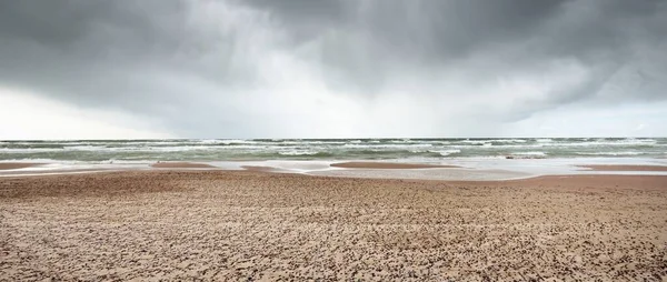 Orilla Arenosa Del Mar Báltico Bajo Las Nubes Dramáticas Después — Foto de Stock