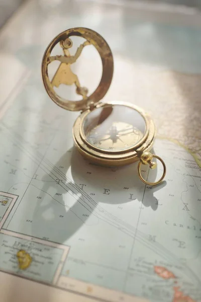 Retro Stijl Antiek Gouden Kompas Zonnewijzer Oude Nautische Kaart Close — Stockfoto