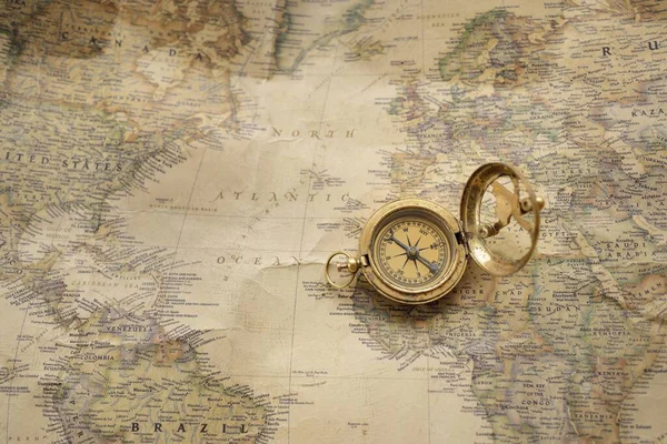 レトロなスタイルのアンティークゴールデンコンパス 日時計 と古い海図をクローズアップ ヴィンテージはまだ生きてる セーリングアクセサリー 旅行やナビゲーションのテーマ グラフィックリソース コピースペース — ストック写真