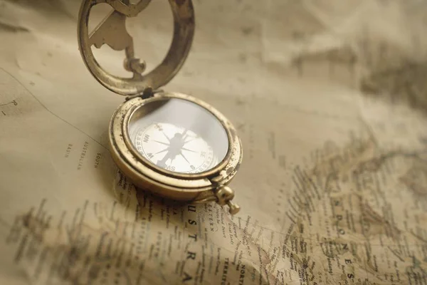 Retro Tarzı Antika Altın Pusula Güneş Saati Eski Deniz Haritası — Stok fotoğraf