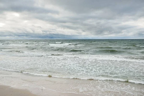 Fırtına sırasında Baltık Denizi. Dramatik gökyüzü, karanlık, parlak bulutlar. Dalgalar, su sıçramaları. Idyllic deniz manzarası. İklim değişikliği, doğa, kararsız hava, ekoloji