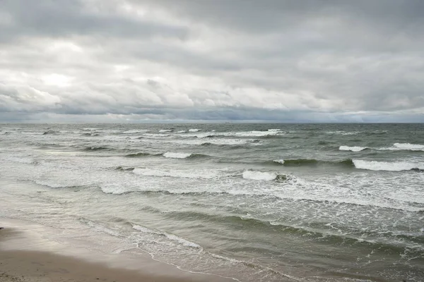Fırtına sırasında Baltık Denizi. Dramatik gökyüzü, karanlık, parlak bulutlar. Dalgalar, su sıçramaları. Idyllic deniz manzarası. İklim değişikliği, doğa, kararsız hava, ekoloji