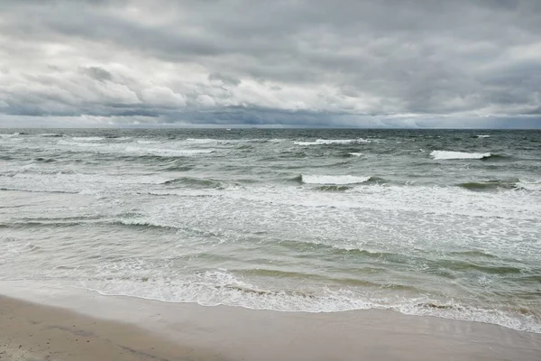 Fırtına sırasında Baltık Denizi. Dramatik gökyüzü, karanlık, parlak bulutlar. Dalgalar, su sıçramaları. Idyllic deniz manzarası. İklim değişikliği, doğa, kararsız hava, ekoloji