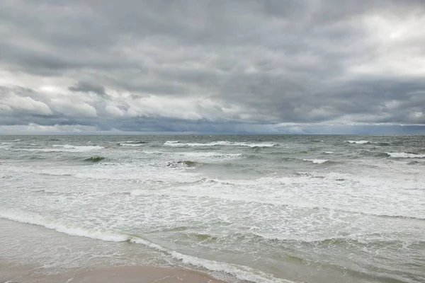 Fırtına sırasında Baltık Denizi. Dramatik gökyüzü, karanlık, parlak bulutlar. Dalgalar, su sıçramaları. Idyllic deniz manzarası. İklim değişikliği, doğa, kararsız hava, ekoloji