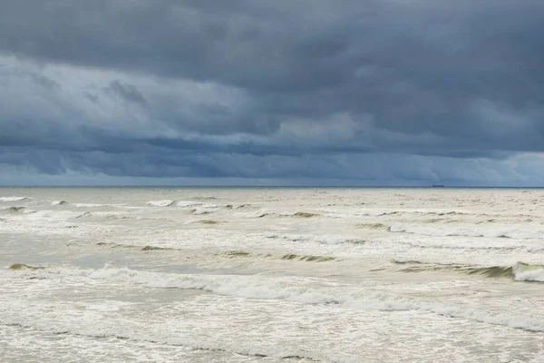 Fırtına sırasında Baltık Denizi. Dramatik gökyüzü, karanlık, parlak bulutlar. Dalgalar, su sıçramaları. Idyllic deniz manzarası. İklim değişikliği, doğa, kararsız hava, ekoloji