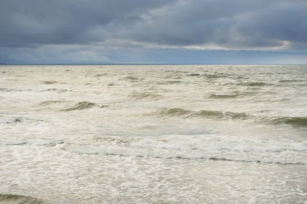 Fırtına Sırasında Baltık Denizi Dramatik Gökyüzü Karanlık Parlak Bulutlar Dalgalar — Stok fotoğraf