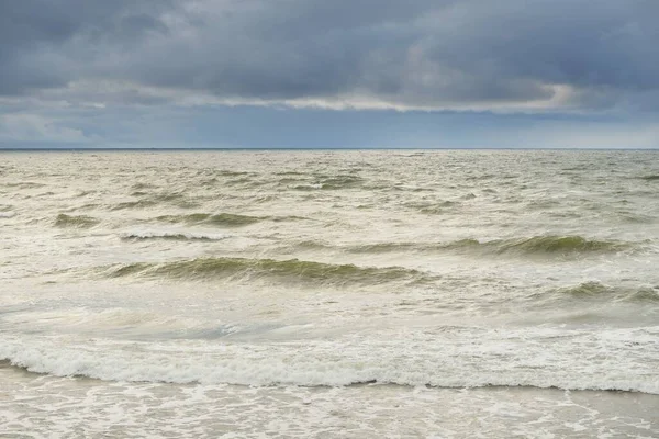 Fırtına sırasında Baltık Denizi. Dramatik gökyüzü, karanlık, parlak bulutlar. Dalgalar, su sıçramaları. Idyllic deniz manzarası. İklim değişikliği, doğa, kararsız hava, ekoloji