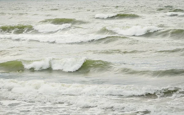 风暴过后的波罗的海海岸 柔和的阳光 水面纹理 波纹破碎 浪花飞溅 风景如画的全景 生态概念 — 图库照片