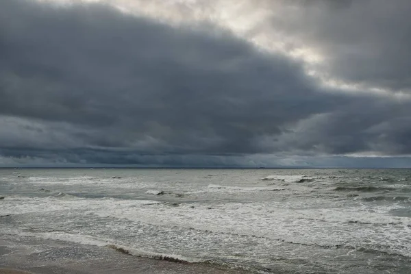 Mar Báltico Durante Tormenta Cielo Dramático Nubes Oscuras Brillantes Olas — Foto de Stock