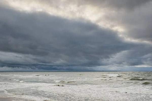 Mar Báltico Durante Tormenta Cielo Dramático Nubes Oscuras Brillantes Olas — Foto de Stock