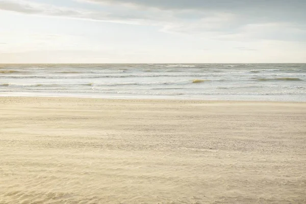 Gün batımında Baltık kıyısı. Açık günbatımı gökyüzü, parlayan bulutlar. Idyllic manzara. Doğa, tatiller, eğlence. Çevre turizmi. Panoramik görünüm