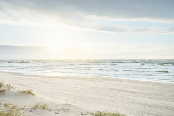 Oostzee Bij Zonsondergang Heldere Zonsondergang Hemel Gloeiende Wolken Idyllisch Landschap — Stockfoto