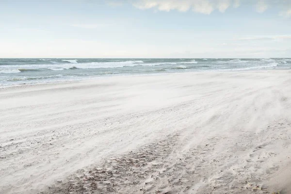Gün batımında Baltık kıyısı. Açık günbatımı gökyüzü, parlayan bulutlar. Idyllic manzara. Doğa, tatiller, eğlence. Çevre turizmi. Panoramik görünüm