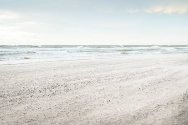 Gün batımında Baltık kıyısı. Açık günbatımı gökyüzü, parlayan bulutlar. Idyllic manzara. Doğa, tatiller, eğlence. Çevre turizmi. Panoramik görünüm