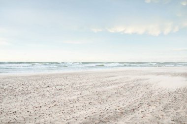 Gün batımında Baltık kıyısı. Açık günbatımı gökyüzü, parlayan bulutlar. Idyllic manzara. Doğa, tatiller, eğlence. Çevre turizmi. Panoramik görünüm