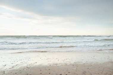 Gün batımında Baltık kıyısı. Açık günbatımı gökyüzü, parlayan bulutlar. Idyllic manzara. Doğa, tatiller, eğlence. Çevre turizmi. Panoramik görünüm