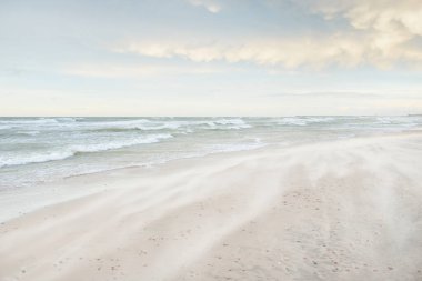 Gün batımında Baltık kıyısı. Açık günbatımı gökyüzü, parlayan bulutlar. Idyllic manzara. Doğa, tatiller, eğlence. Çevre turizmi. Panoramik görünüm