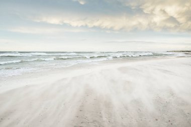 Gün batımında Baltık kıyısı. Açık günbatımı gökyüzü, parlayan bulutlar. Idyllic manzara. Doğa, tatiller, eğlence. Çevre turizmi. Panoramik görünüm