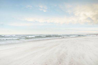 Gün batımında Baltık kıyısı. Açık günbatımı gökyüzü, parlayan bulutlar. Idyllic manzara. Doğa, tatiller, eğlence. Çevre turizmi. Panoramik görünüm