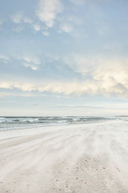 Gün batımında Baltık kıyısı. Açık günbatımı gökyüzü, parlayan bulutlar. Idyllic manzara. Doğa, tatiller, eğlence. Çevre turizmi. Panoramik görünüm