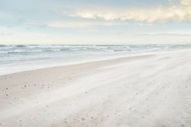 Gün batımında Baltık kıyısı. Açık günbatımı gökyüzü, parlayan bulutlar. Idyllic manzara. Doğa, tatiller, eğlence. Çevre turizmi. Panoramik görünüm
