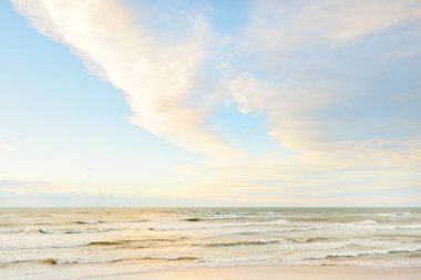 Gün batımında Baltık kıyısı. Açık günbatımı gökyüzü, parlayan bulutlar. Idyllic manzara. Doğa, tatiller, eğlence. Çevre turizmi. Panoramik görünüm