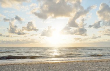 Gün batımında Baltık kıyılarından panoramik manzara. Dramatik bulutlar, parlayan bulutlar, fırtınadan sonra altın güneş ışığı. Doğa, çevre, iklim değişikliği, kararsız hava