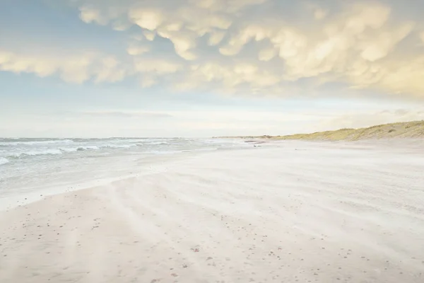 Riva Del Mar Baltico Tramonto Cielo Limpido Tramonto Nuvole Incandescenti — Foto Stock