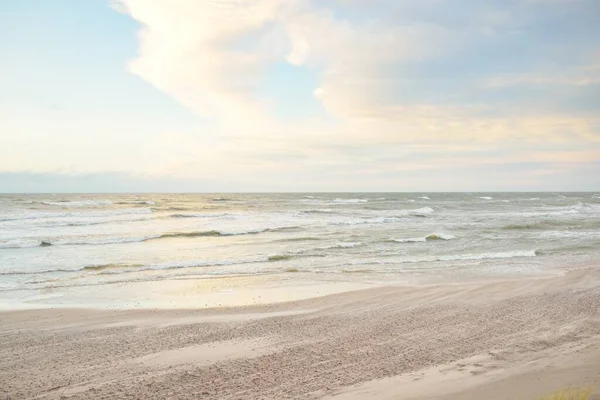 Берег Балтийского Моря Закате Ясное Закатное Небо Светящиеся Облака Идиллический — стоковое фото