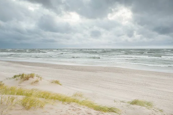 Oostzeekust Zandduinen Storm Bij Zonsondergang Heldere Lucht Gloeiende Wolken Wind — Stockfoto