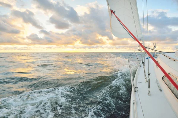 Jachta Plachtění Otevřeném Moři Při Západu Slunce Pohled Zblízka Palubu — Stock fotografie
