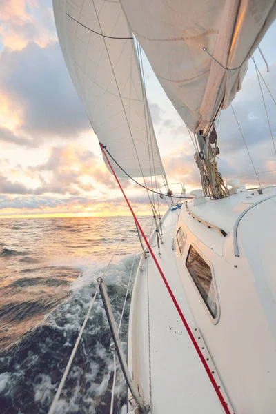 Jachta Plachtění Otevřeném Moři Při Západu Slunce Pohled Zblízka Palubu — Stock fotografie