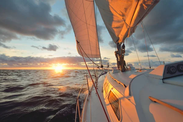 Jachtzeilen Een Open Zee Bij Zonsondergang Close Zicht Het Dek — Stockfoto
